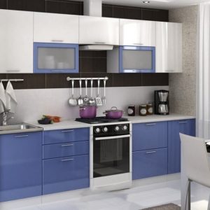Маленькая кухня синяя с белым верхом прямой формы