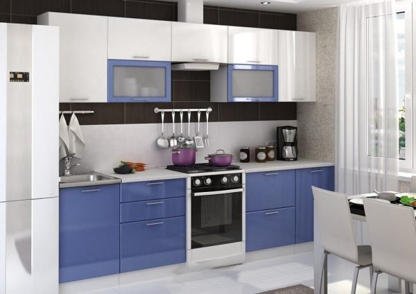 Маленькая кухня синяя с белым верхом прямой формы
