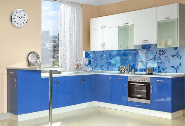 Кухня синяя с белым из МДФ с барной стойкой