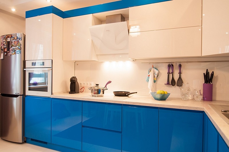 Кухня синяя с белым с высокой духовкой, глянцевыми фасадами без ручек