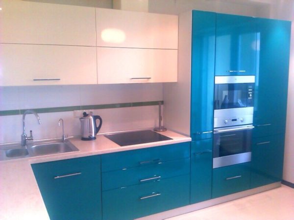 Современная бело-синяя кухня со встроенной бытовой техникой