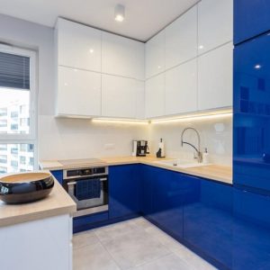 Высокая угловая сине-белая кухня под потолок