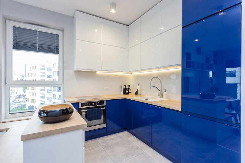 Высокая угловая сине-белая кухня под потолок
